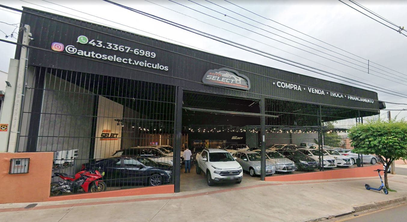 Fachada e pátio da Auto Select Veículos, com automóveis expostos para venda