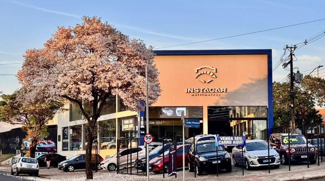 Fachada da Instacar com veículos expostos no pátio da revenda