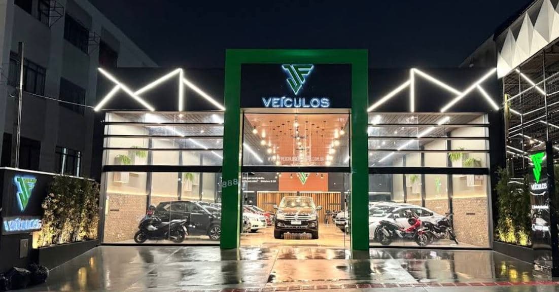Pátio da JF Veículos com diferentes automóveis anunciados pela loja